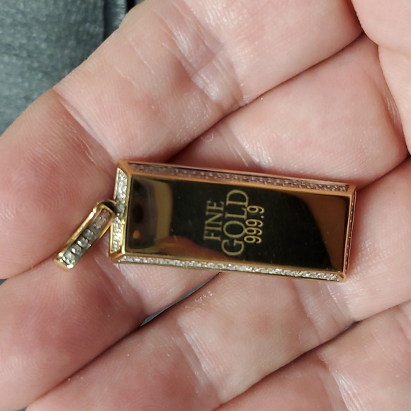 10k Gold Bar pendent with diamonds surround - Picture 3 of 6